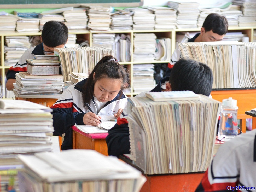 中国教育之殇 勿将孩子童年挂“墙上”