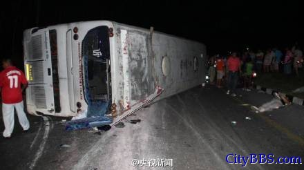泰国旅游大巴翻车 18名中国游客受伤 