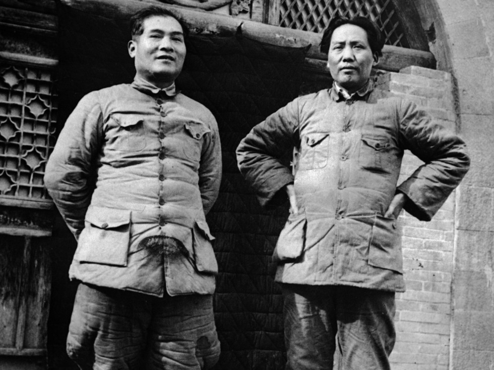 毛泽东和张国焘在延安庭院内合影