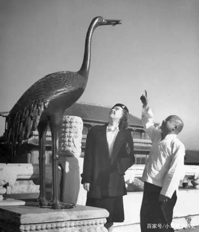 1946年5月，北京，车夫做美国女游客的导游，讲述这个白鹤嘴里衔着钱的故事.jpg.jpg