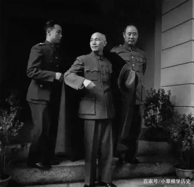 1948年10月，北京，一位副官正为蒋介石护持大衣.jpg