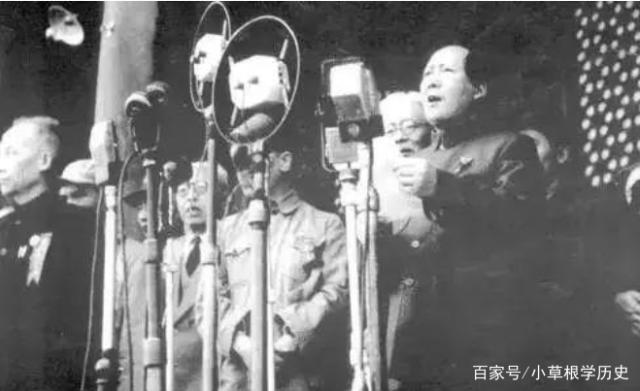 1949年10月，北京，毛泽东主席在天安门城楼上宣布新中国成立.jpg
