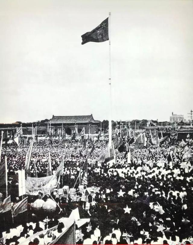 开国大典上，毛泽东按动电钮，天安门广场上升起五星红旗