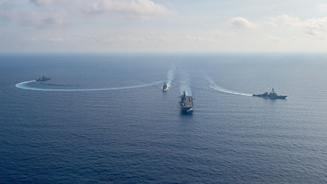 美国两栖攻击舰在南海与澳大利亚和美国海军舰艇进行了演习