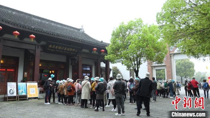 南浔古镇游客服务中心游客正在排队