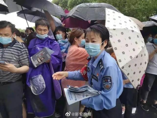 合肥市民暴雨中排队打疫苗