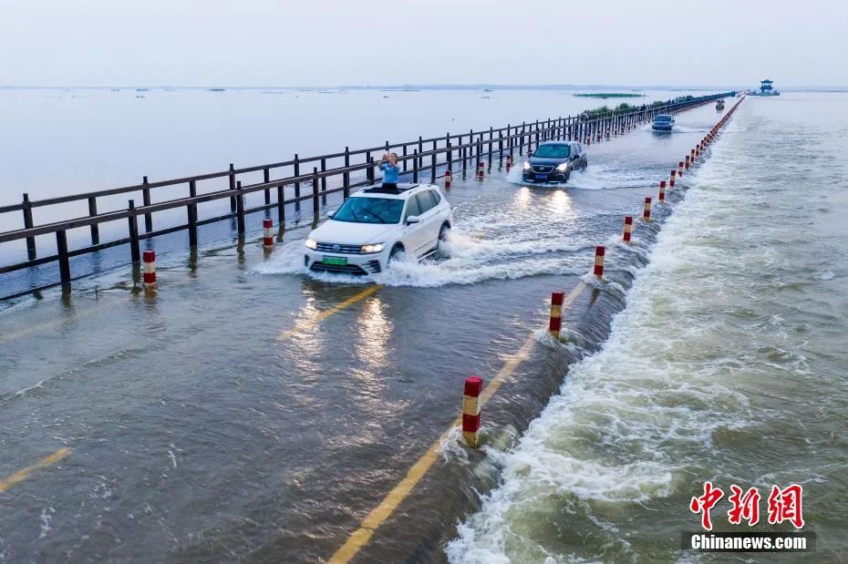 永吴公路大湖池段被上涨的湖水漫过