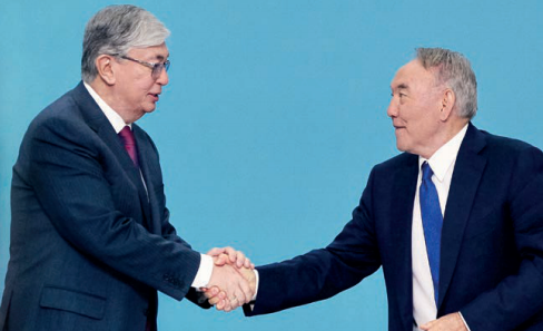 托卡耶夫(左)与纳扎尔巴耶夫 托卡耶夫(左)与纳扎尔巴耶夫