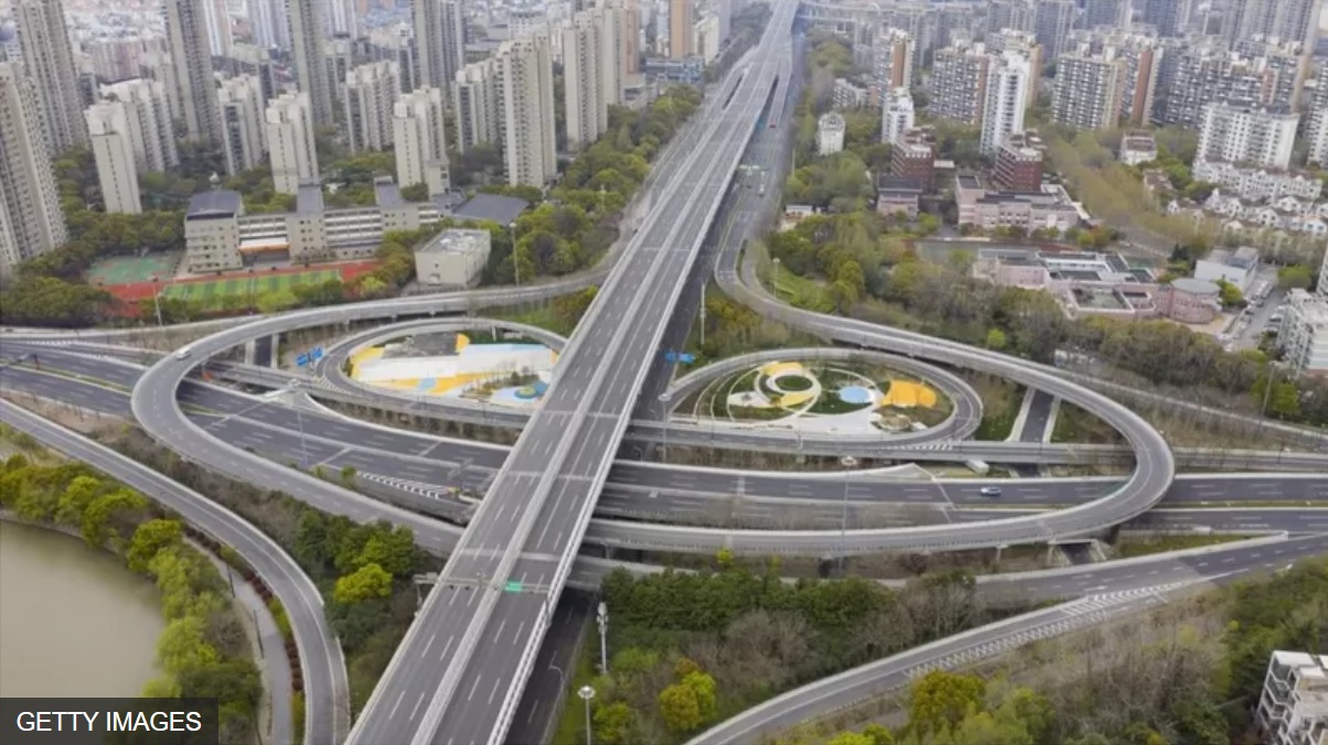 上海浦东，没有车流的道路
