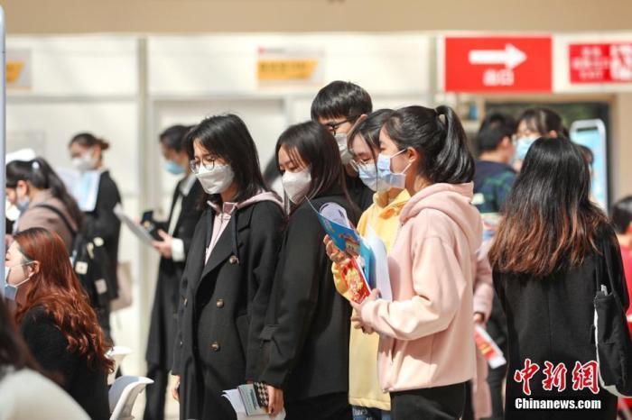 几位大学生在排队等待面试