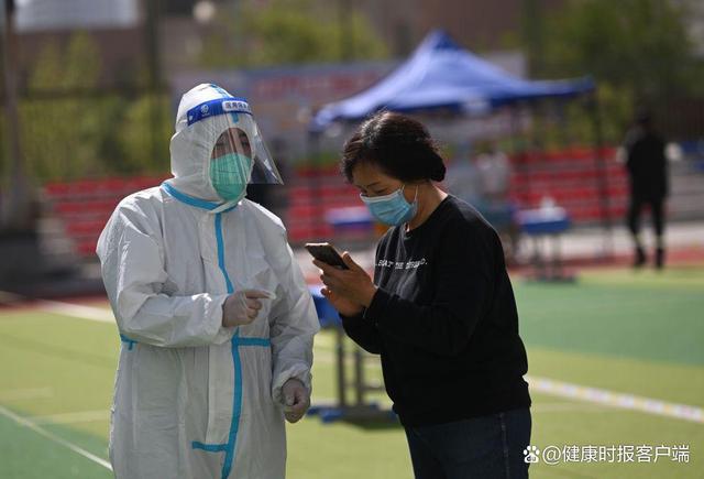 在青海省西宁市城西区，工作人员对参加核酸采样的市民进行扫码登记