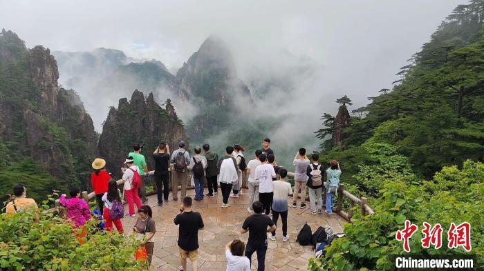 夏日黄山云雾缭绕