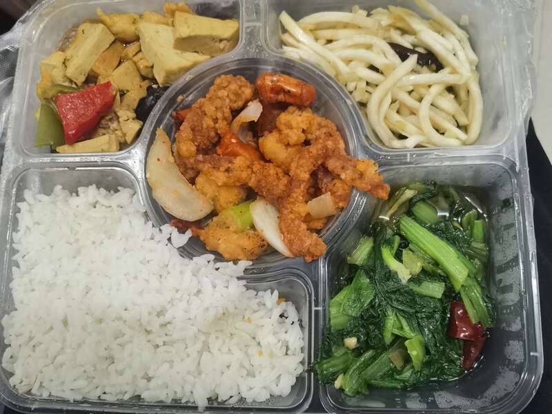 包头市隔离点为同学们准备了营养均衡、肉蛋菜和水果一应俱全的一日三餐