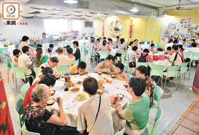 跟团游客可进入符合特别防疫要求的指定餐饮处所的分隔区域用膳