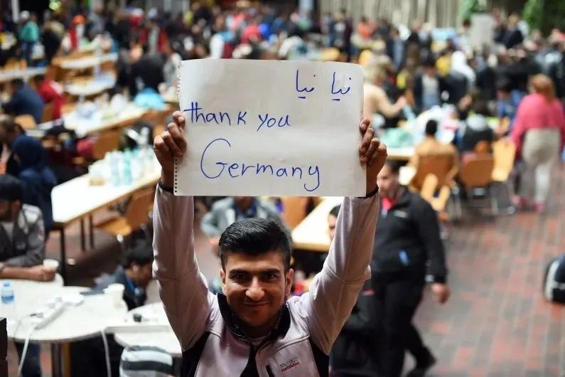 德国Dortmund一名难民打出“感谢德国”的标语