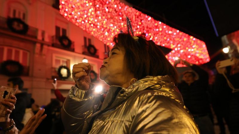 西班牙首都马德里，民众吃葡萄迎接新年，这是该国的传统习俗