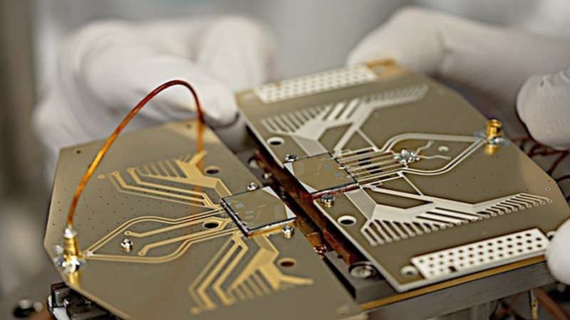 研究人员把两个芯片连接在一起，以前所未有的高速和准确性在芯片间传送量子信息 ...