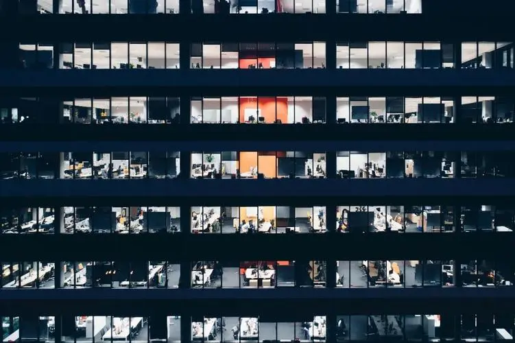 这需要大量的程序员通宵达旦地加班，不断修正、巩固、完善算法