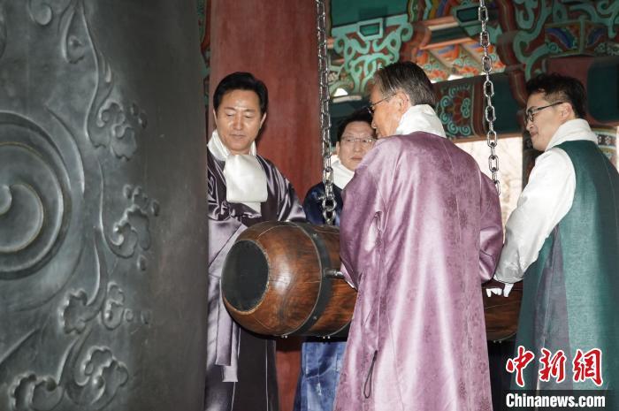 当地时间3月1日，韩国首尔市政府在普信阁举办敲钟仪式，纪念“三一运动”104周年 ...