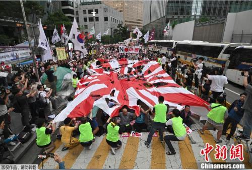 当地时间2019年7月20日，因日韩贸易摩擦，韩国民众在日本大使馆前抗议