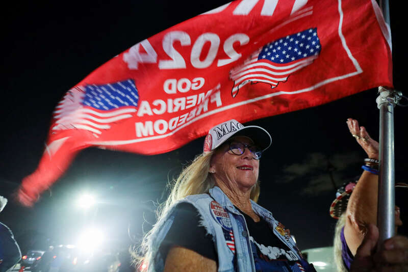 美国前总统川普的支持者3月30日获知他受刑事罪名起诉后，随即前往海湖庄园（Mar-A-Lago），挥旗对他表持支 ...