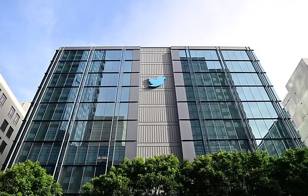 推特公司是科技公司最早开始裁员的，虽然当时人们看着推特关闭办公室和切断员工网络解雇员工过于血腥，但事 ...