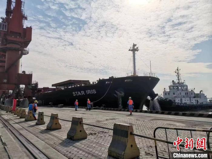 由中粮集团进口的第一船巴西玉米抵达广东麻涌港