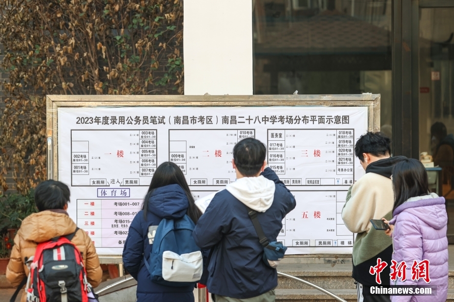 江西南昌市第二十八中学考点，几名考生在察看考场安排表