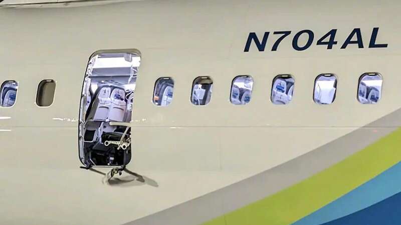 一架波音737MAX9飞机日前在起飞后突发异常情况，机舱的一扇舱门不翼而飞