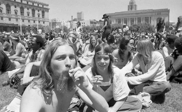 吸食大麻成了反战、反政府的标志和反抗权威的象征