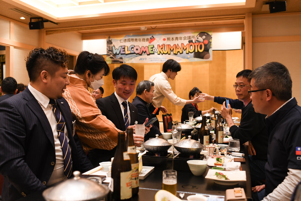 仁德国际青年商会的成员在熊本一家餐馆的接待处欢迎台湾客人