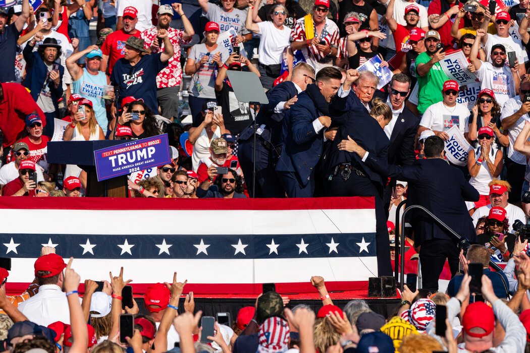 特朗普在被护送离开舞台时举起了拳头